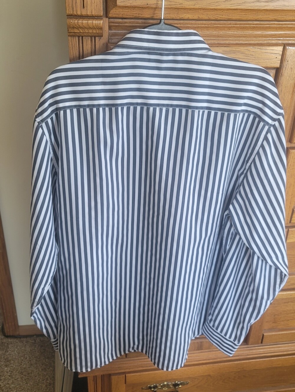 Men's Blue and White Vertical Stripe Dress Shirt / Button Down Collar - Picture 3 of 7